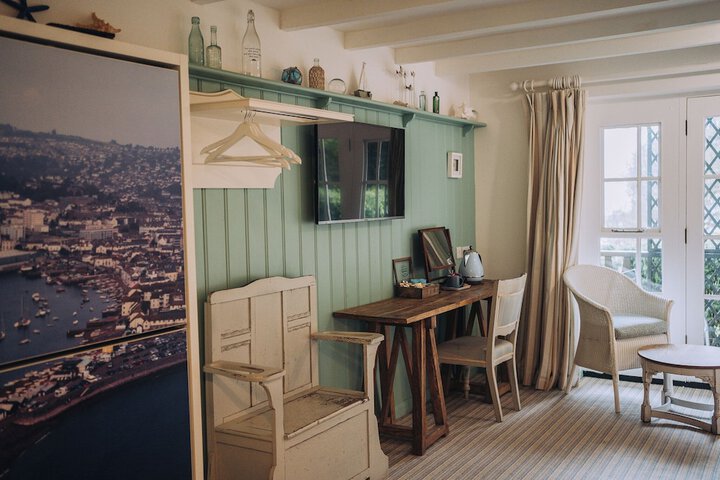 Room 12 of 25