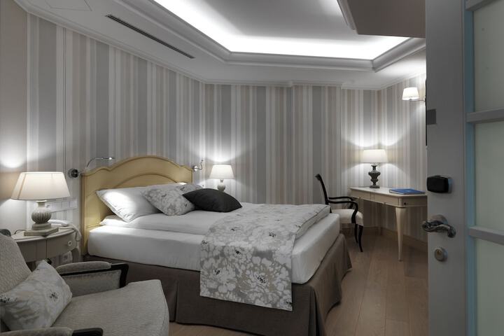 Room 27 of 62