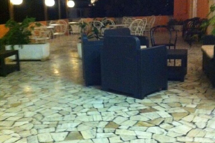 Lounge 17 of 19