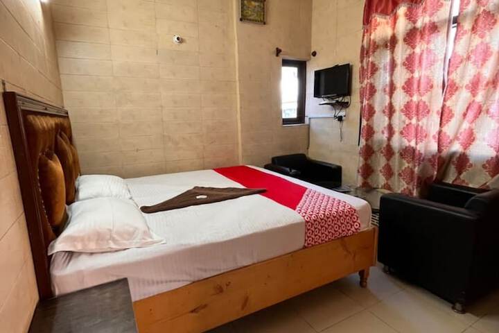 Room 5 of 12