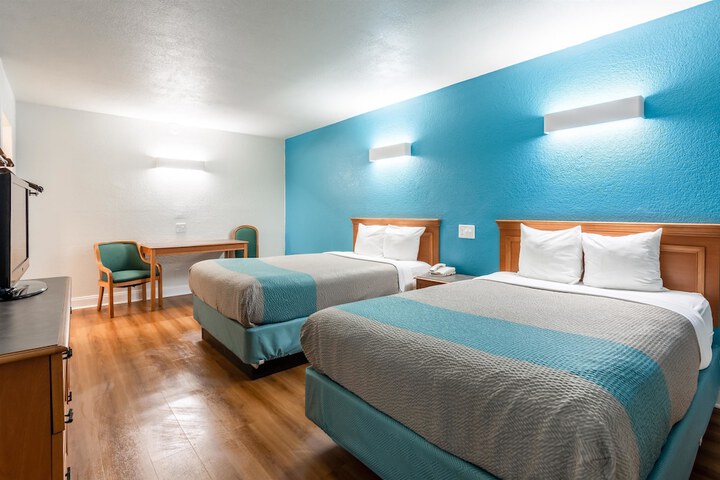 Standard Room, King or Two Doubles (6 of 11)