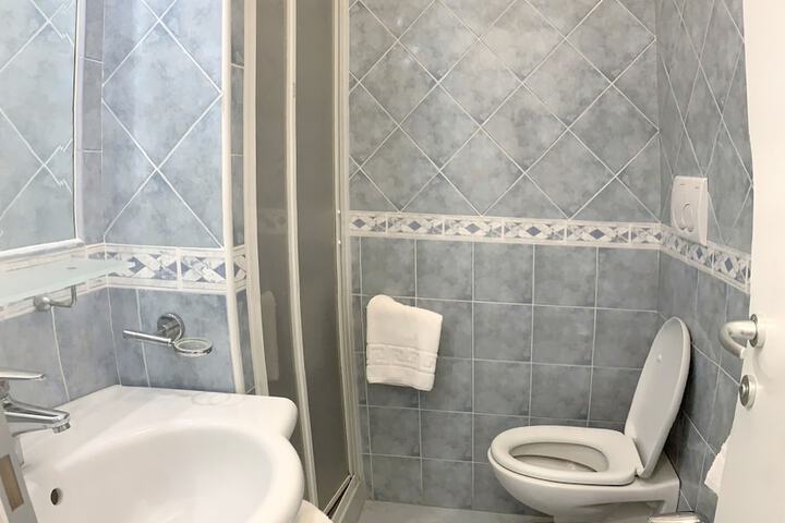 Room 32 of 49