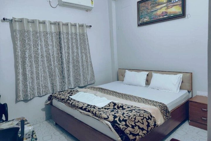 Room 5 of 8