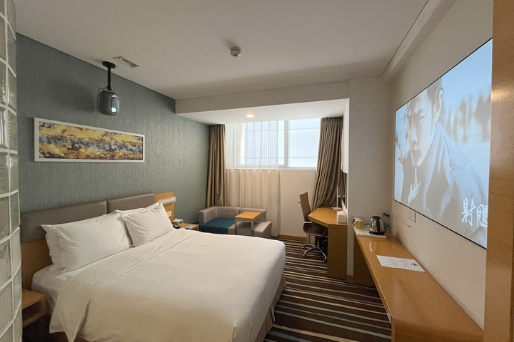 Room 13 of 32