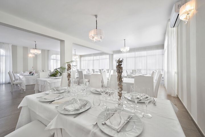 Ballroom/Hall 49 of 60