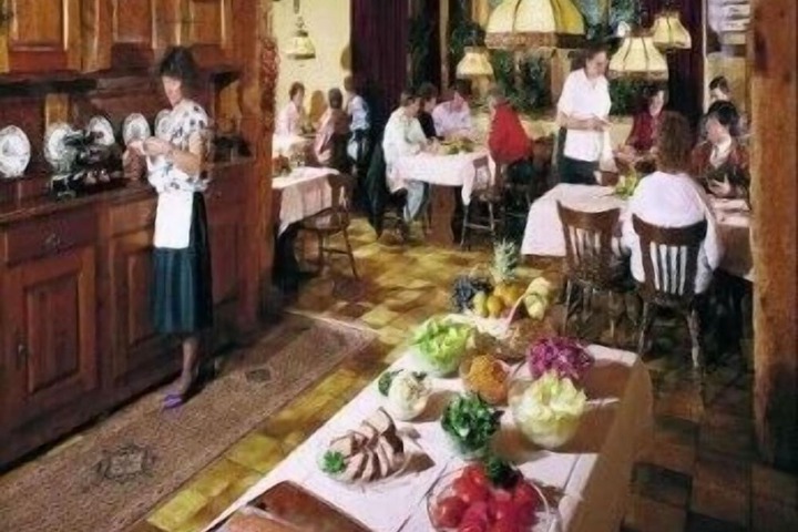 Dining 11 of 22