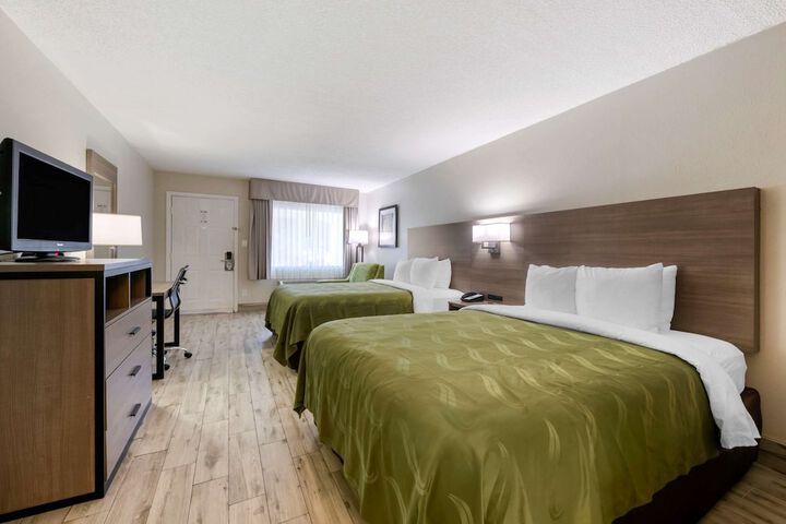1 Queen Bed Accessible (4 of 16)