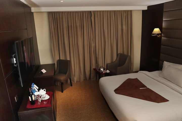 Room 6 of 13