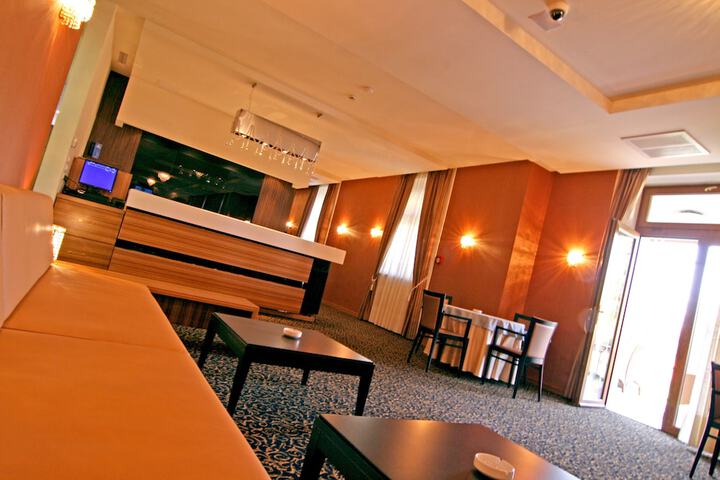 Lounge 21 of 32