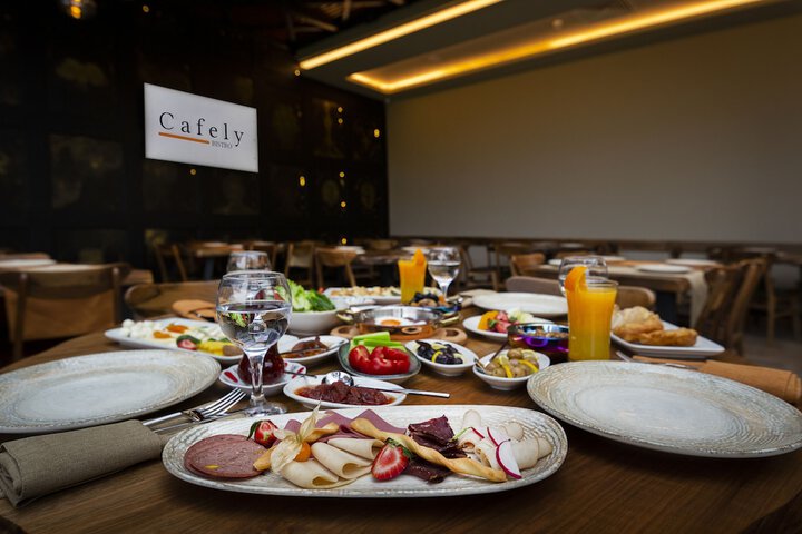 Breakfast/Coffee Service 77 of 102