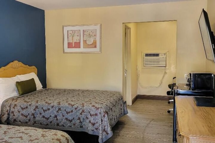 2 Double Beds Private Bathroom (6 of 9)