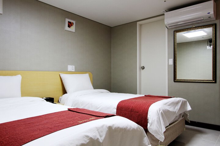 Room 13 of 50