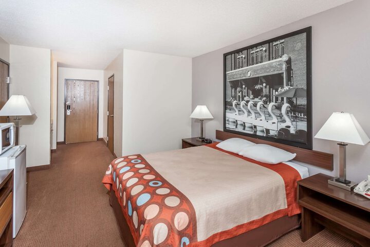 1 Queen Bed (8 of 16)