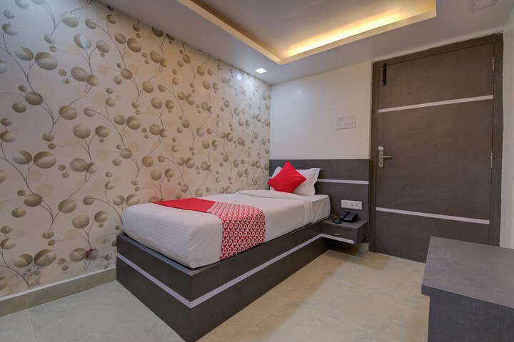 Room 11 of 18