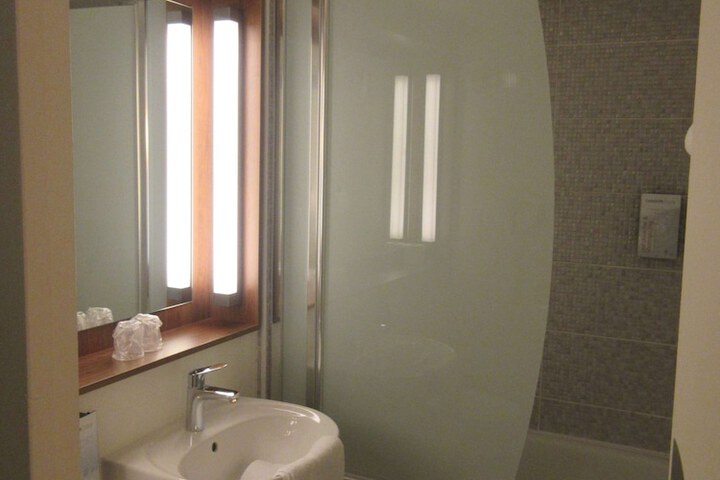 Room 15 of 83
