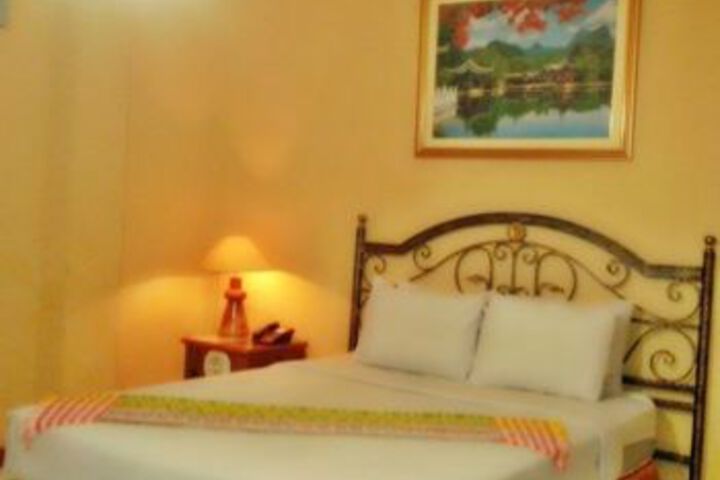 Room 4 of 9