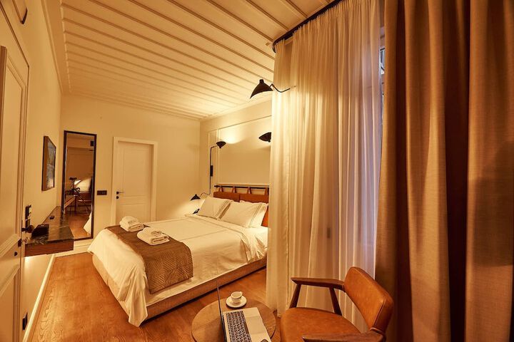 Room 12 of 28