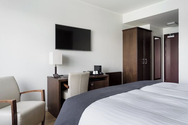Room 33 of 86