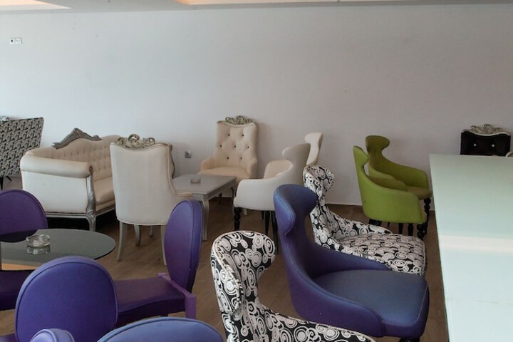Lounge 20 of 37
