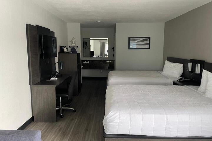 2 Queen Beds (3 of 12)