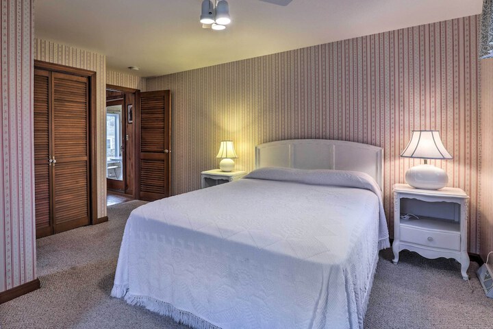 1 Mi to Beach: Quiet West Dennis Escape w / Sunroom