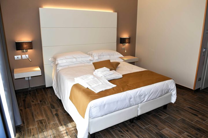 Room 8 of 94