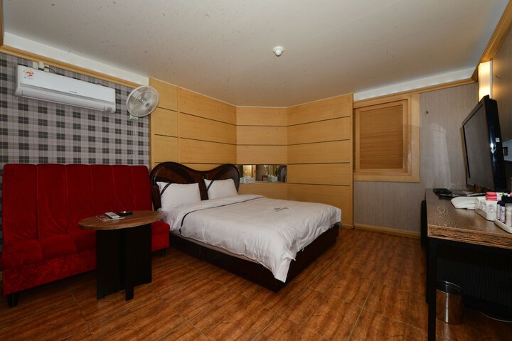 Room 5 of 18