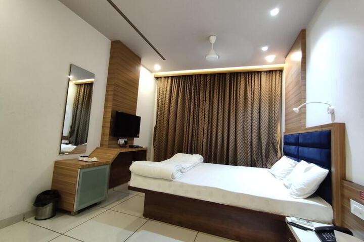 Room 3 of 10