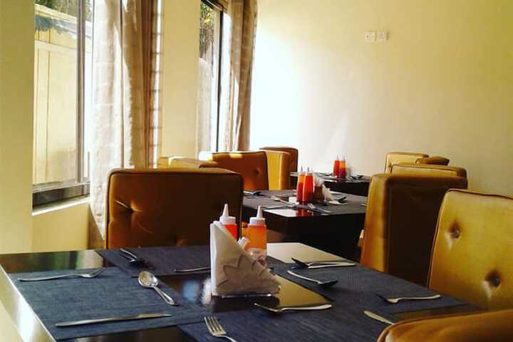 Dining 21 of 32