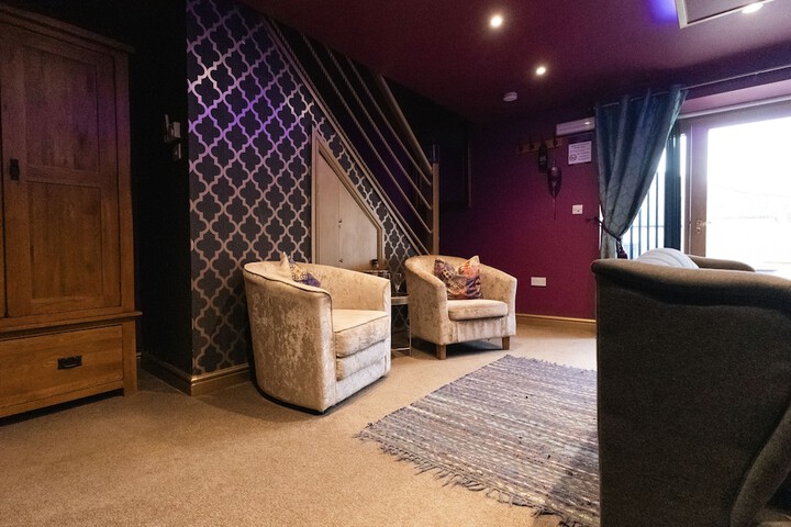 Lounge 91 of 120