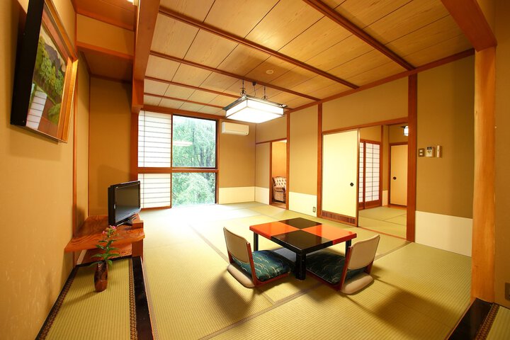 Room 4 of 33