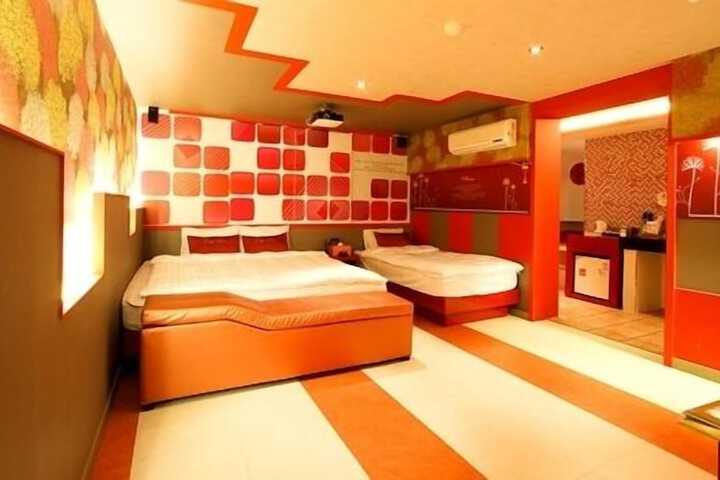 Room 28 of 59