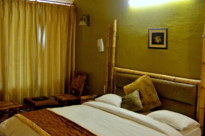 Room 4 of 33