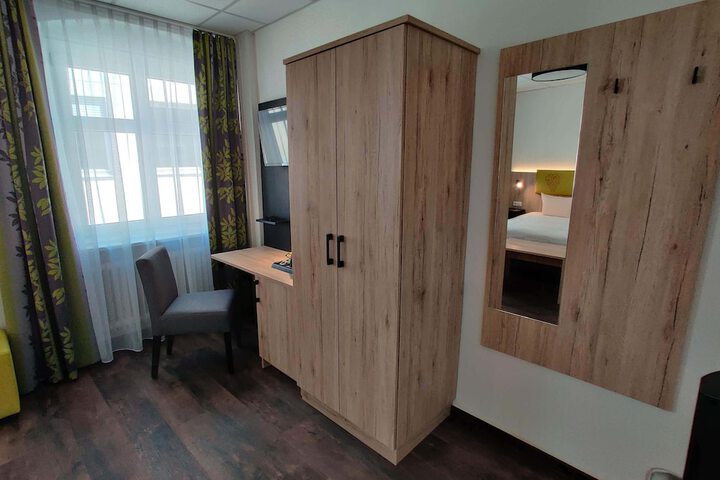 Room 32 of 61