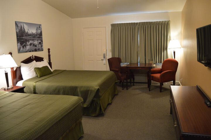 Traditional 2 Queen Beds (4 of 4)