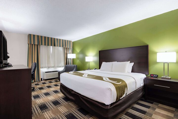 1 King Bed (4 of 6)