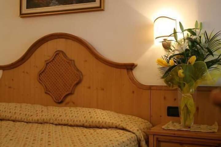 Room 4 of 33