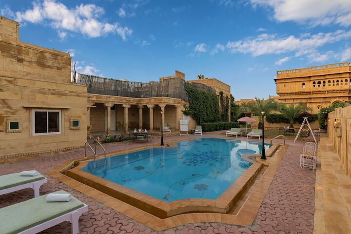 Pool Hotel