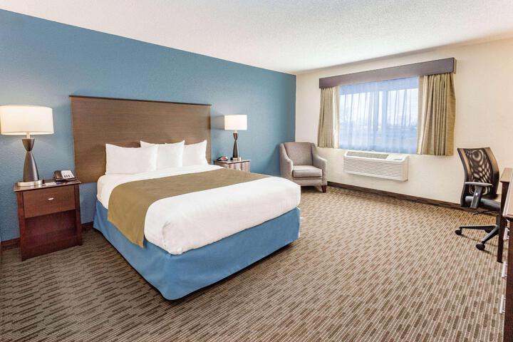 1 King Bed (6 of 17)