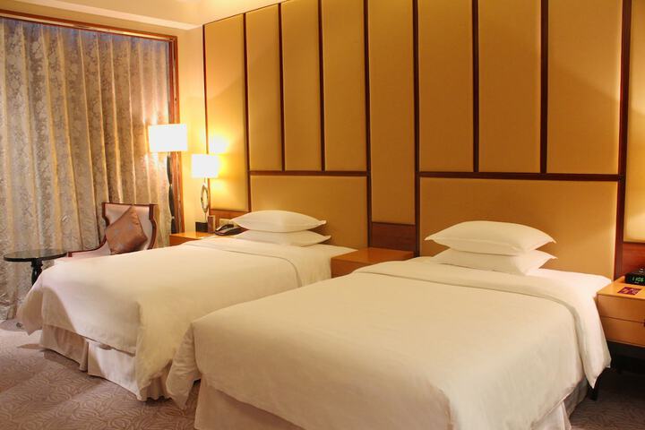 Room 10 of 93
