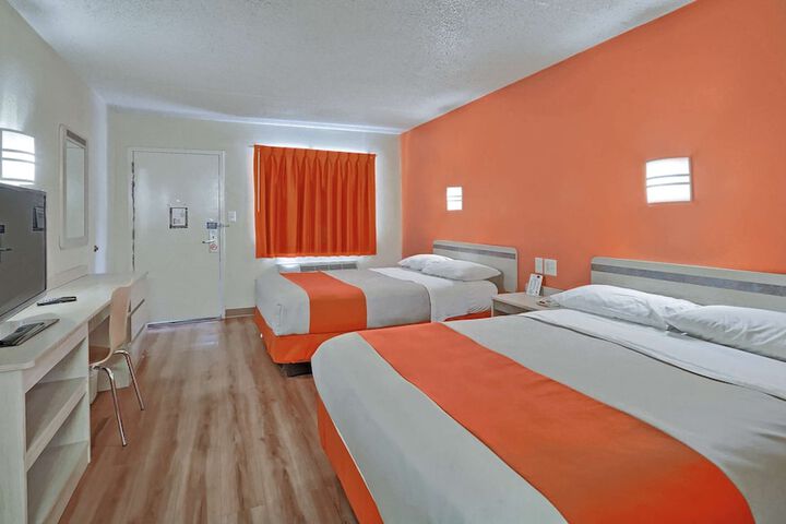 Standard Room, King or Two Doubles (4 of 5)