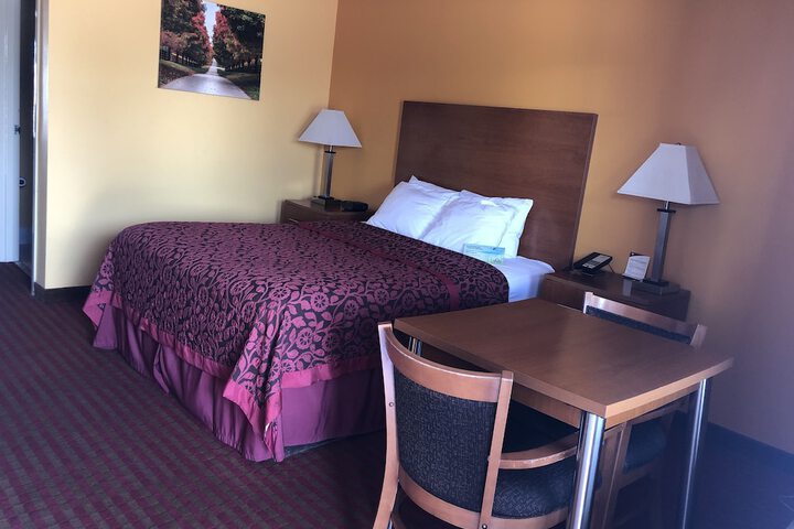 1 Queen Bed (4 of 13)