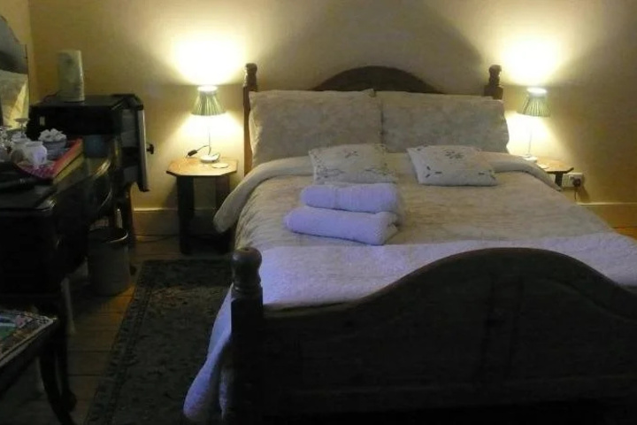 Room 2 of 10