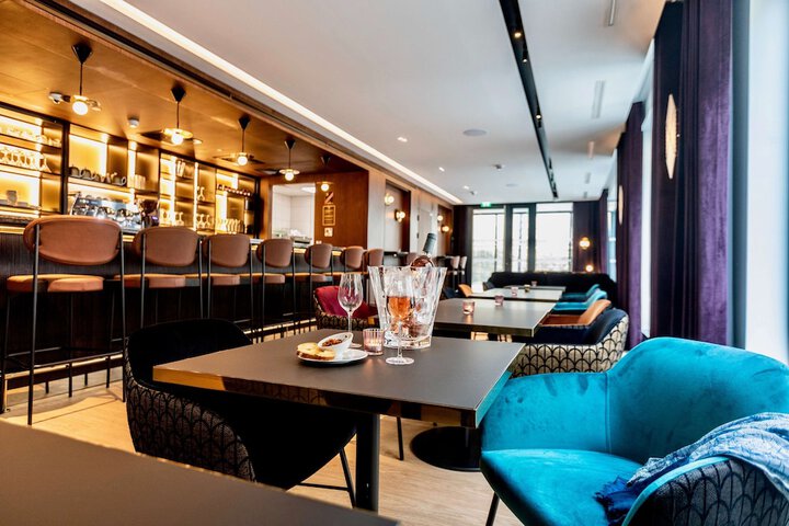 Lounge 79 of 90