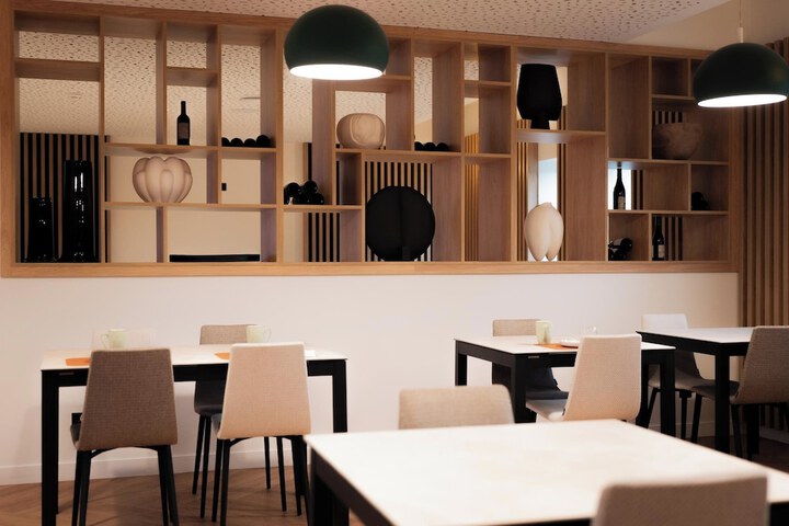 Lounge 57 of 84