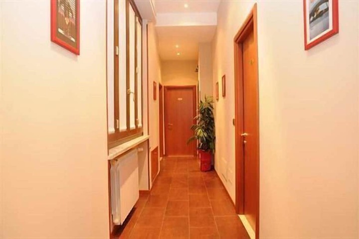 Ballroom/Hall 27 of 32