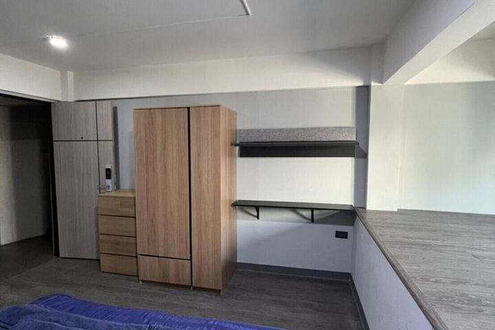 Room 17 of 38