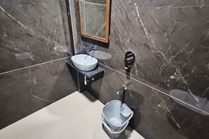Room 11 of 16