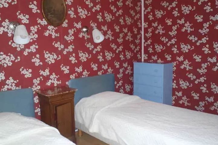 Room 4 of 16