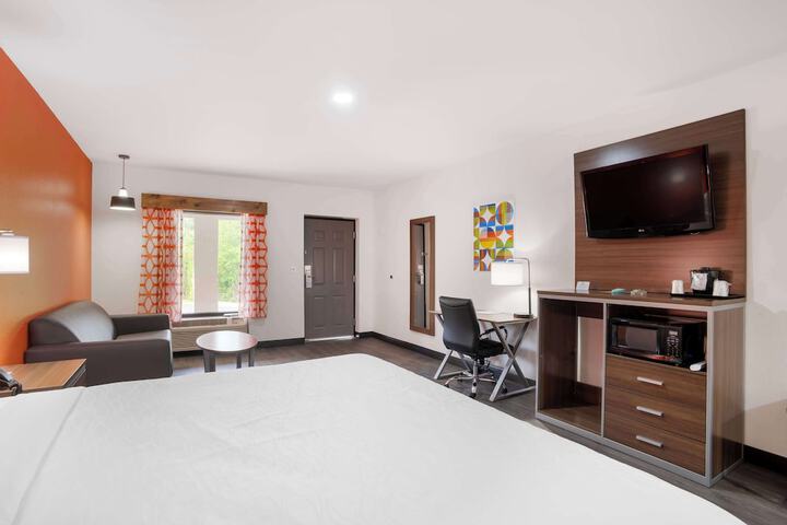 1 King Bed Microwave and Refrigerator WiFi Continental Breakfast (21 of 34)